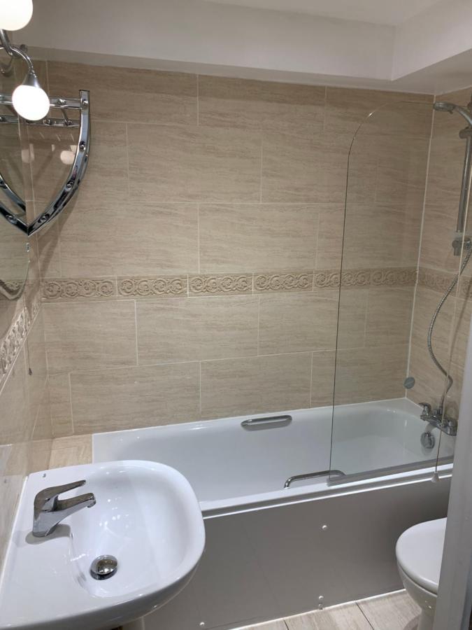 Spacious 2 Bed With Off Street Parking Bath