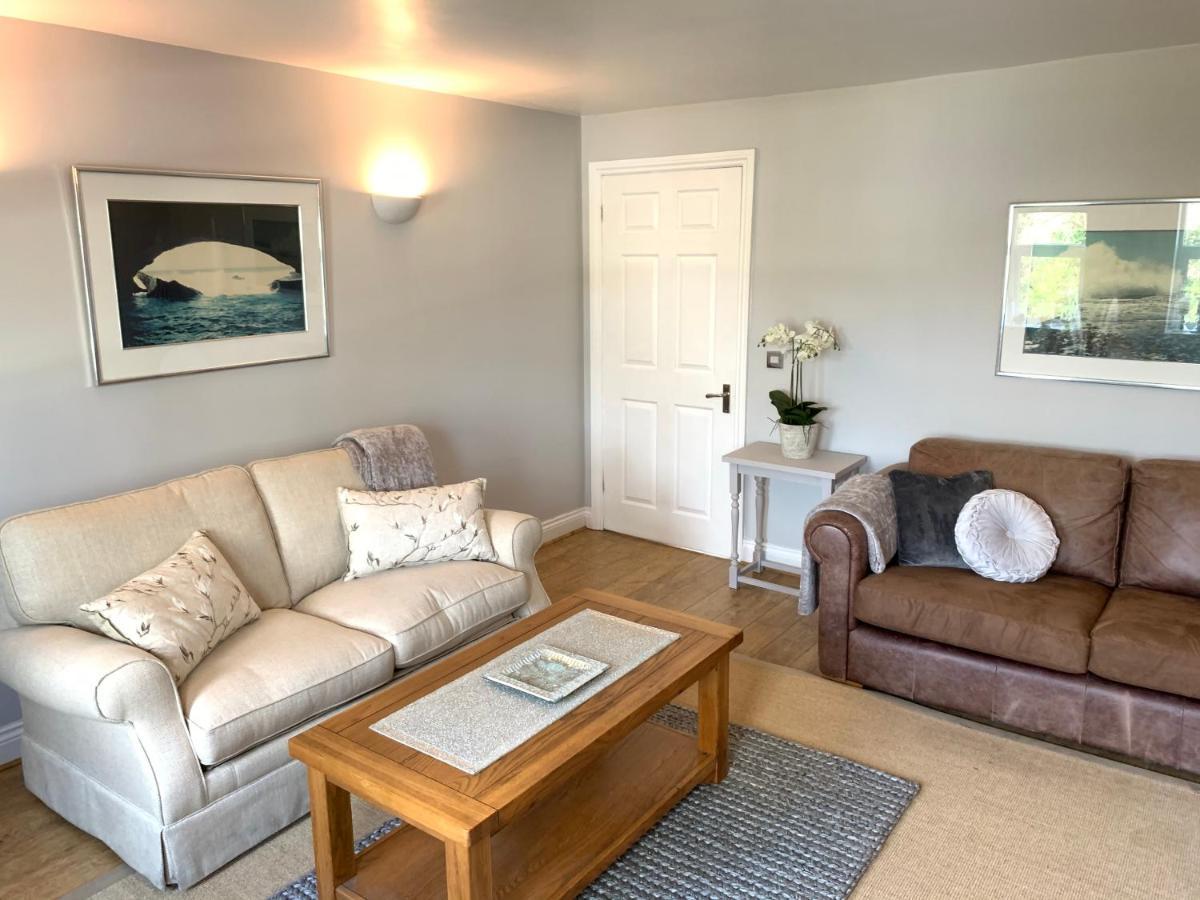 Spacious 2 Bed With Off Street Parking Apartment *