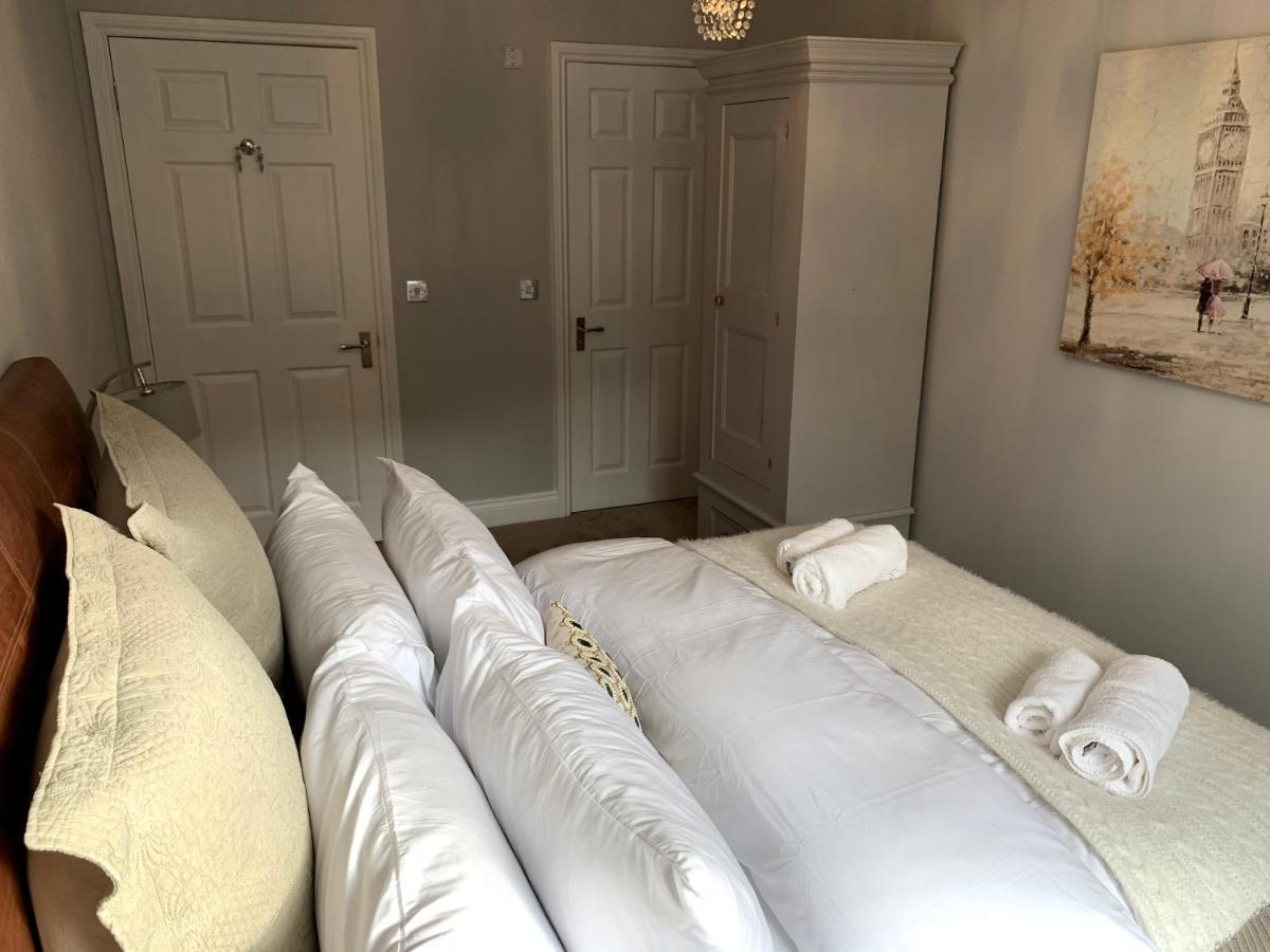Spacious 2 Bed With Off Street Parking Apartment *