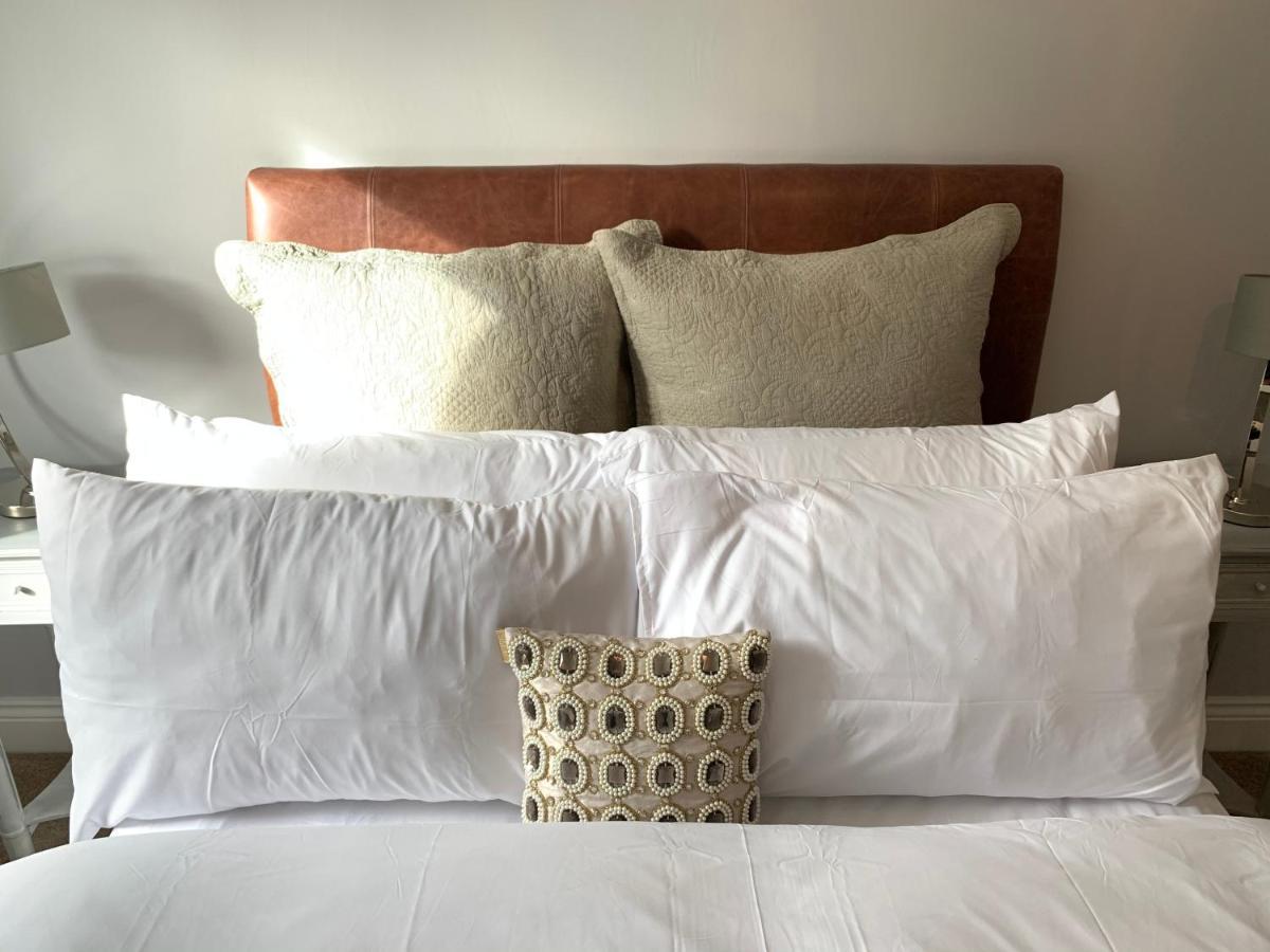 Spacious 2 Bed With Off Street Parking Apartment *