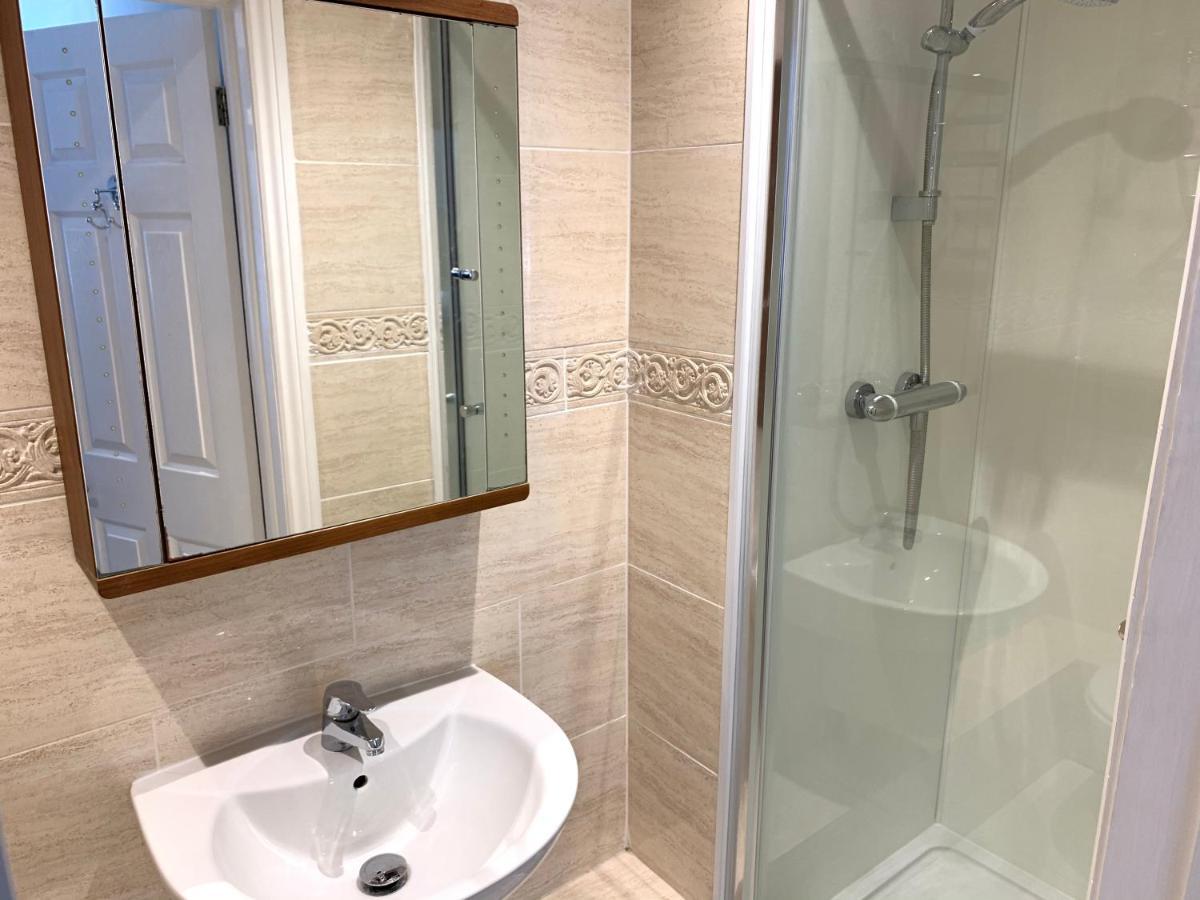 Spacious 2 Bed With Off Street Parking Apartment *